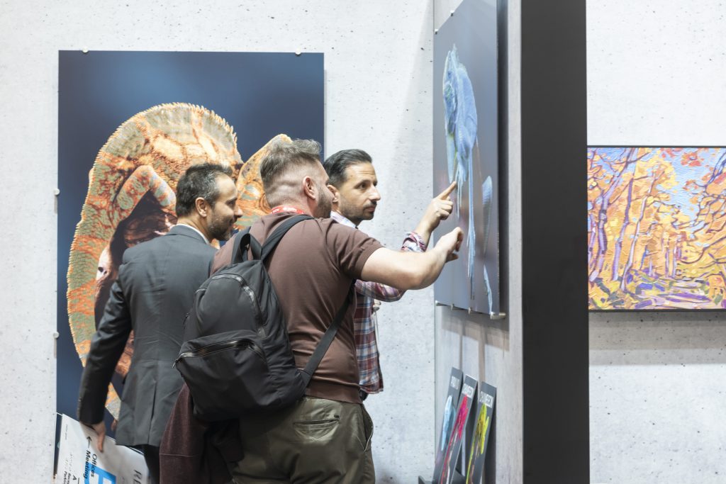 Fespa Besucher bestaunen die Druckqualität